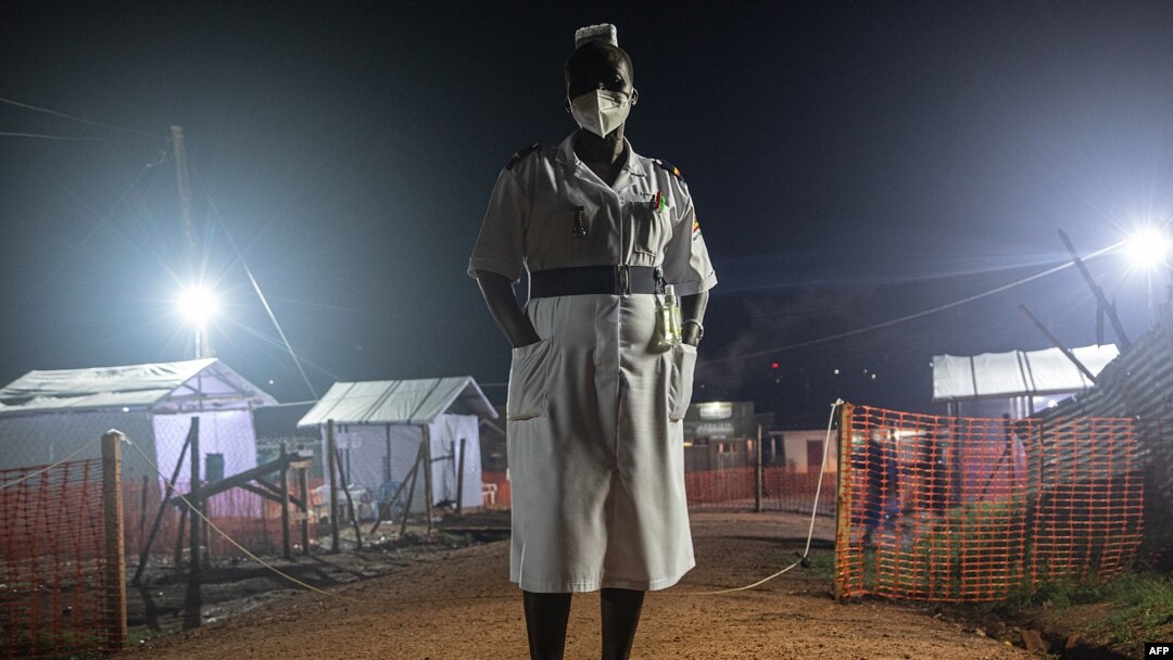 Jane Apunyo, kiongozi wa wauguzi katika hospitali ya Mubende, akiwa kazini saa za usiku, kwenye kituo cha kutibu wagonjwa wa Ebola.
Oct 27 2022