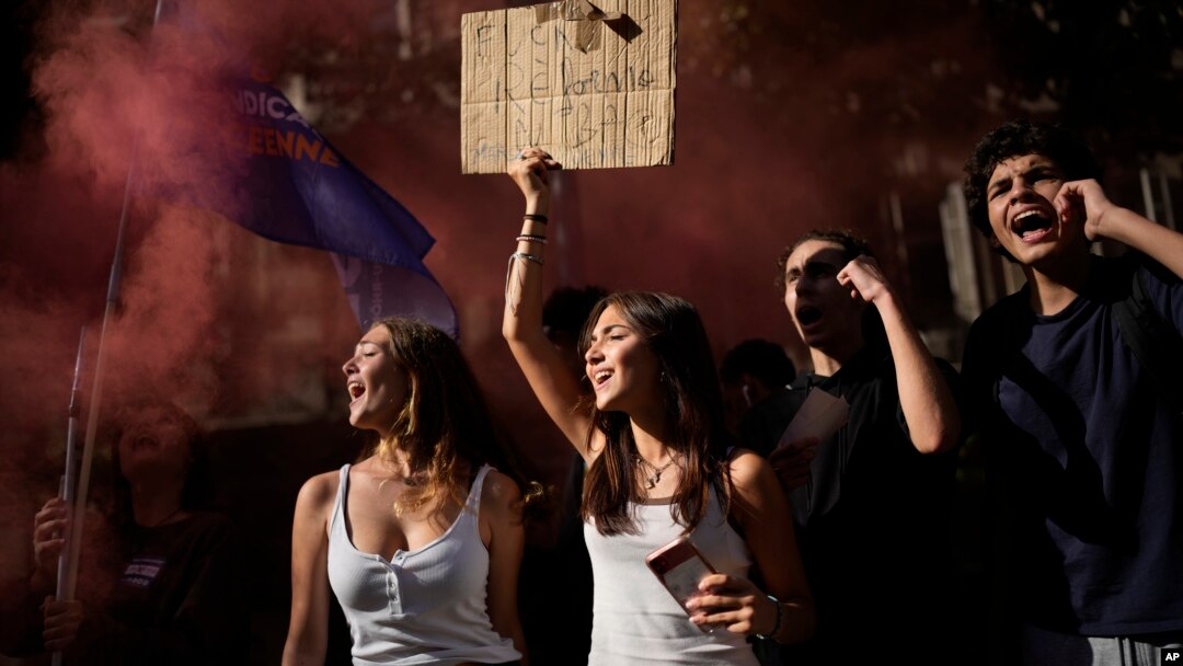 Demonstranti viču tokom protesta u Marseju, južna Francuska, 18. oktobar 2022. (Foto: ARHIVA)