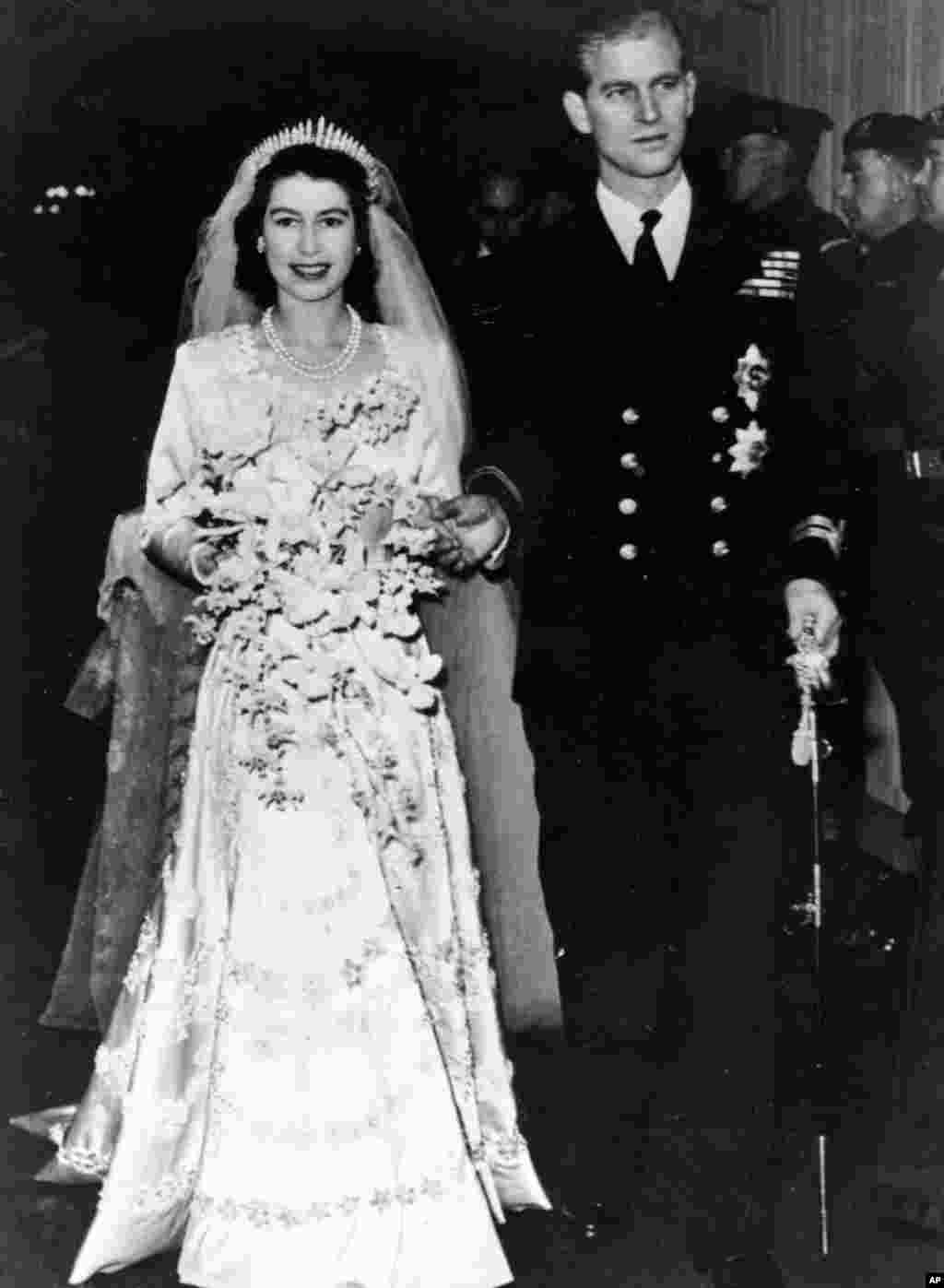 Công chúa Elizabeth rời Tu viện Westminster ở London, cùng phu quân, Công tước xứ Edinburgh, sau hôn lễ của họ, ngày 20 tháng 11 năm 1947. 
