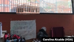 Un cartel en uno de los comedores de Alimenta la Solidaridad defiende el trabajo que día a día llevan a cabo en las zonas más vulnerables de Venezuela. "Alimentar la solidaridad no es un crimen", expone.