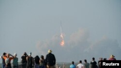 美國太空探索技術公司（SpaceX）星期四（4月20日）在德州首次發射該公司研發的“星艦”超重型運載火箭，但火箭從發射架上點火升空數秒鐘後發生爆炸。