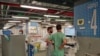 La zona de estacionamiento en los sótanos del hospital Sourasky se han convertido en salas de emergencia y atención de pacientes, el Tel Aviv, el 11 de diciembre
