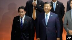 在三藩市舉行的亞太經合組織高峰會上，日本首相岸田文雄（左）與中國國家主席習近平和其他與會領導人合影。 （2023年11月16日）