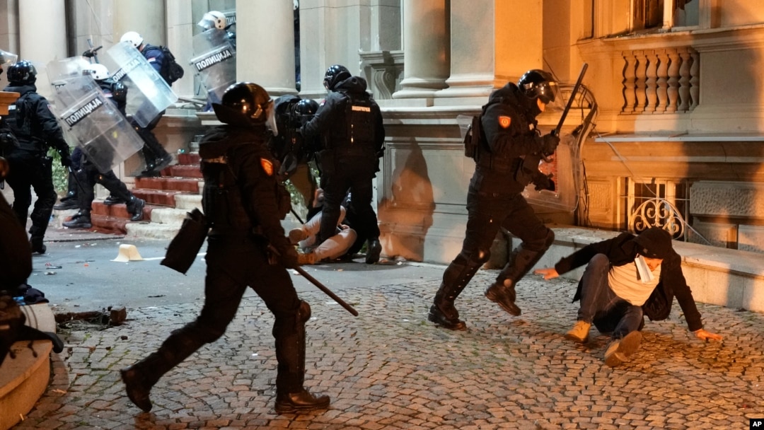 Policajci tuku i privode učesnike protesta protiv izbornih nepravilnosti, tokom skupa ispred Skupštine Grada Beograda, u Beogradu, 24. decembra 2023.