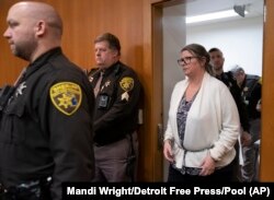 Jennifer Crumbley entra a la sala del tribunal de la jueza Cheryl Matthews del condado de Oakland antes de ser declarada culpable de cuatro cargos de homicidio involuntario el 6 de febrero de 2024 en Pontiac, Michigan, EEUU. (Mandi Wright/Detroit Free Press vía AP, Pool)