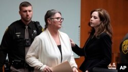 Jennifer Crumbley mira a su abogada Shannon Smith mientras la escoltan, el 5 de febrero de 2024, en Pontiac, Michigan, EEUU.