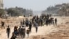 Los palestinos que se habían refugiado en Rafah abandonan la ciudad para regresar a Khan Yunis después de que Israel retirara sus fuerzas terrestres del sur de la Franja de Gaza, el 7 de abril de 2024.