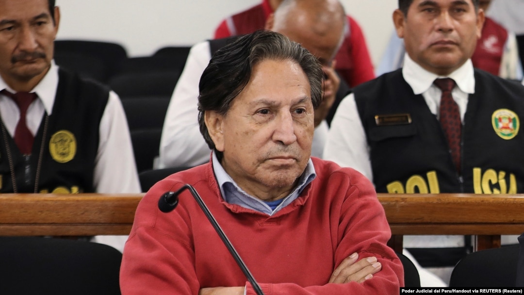 El expresidente de Perú, Alejandro Toledo, asiste a una audiencia en la Corte Nacional de Justicia Penal Especializada, luego de ser extraditado a Perú, en esta foto divulgada por el Poder Judicial peruano, en Lima, el 23 de abril de 2023. 