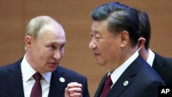 2022年9月16日，俄羅斯總統普京在烏茲別克斯坦撒馬爾罕舉行的上海合作組織峰會上與中國國家主席習近平交談時做手勢。（美聯社照片）