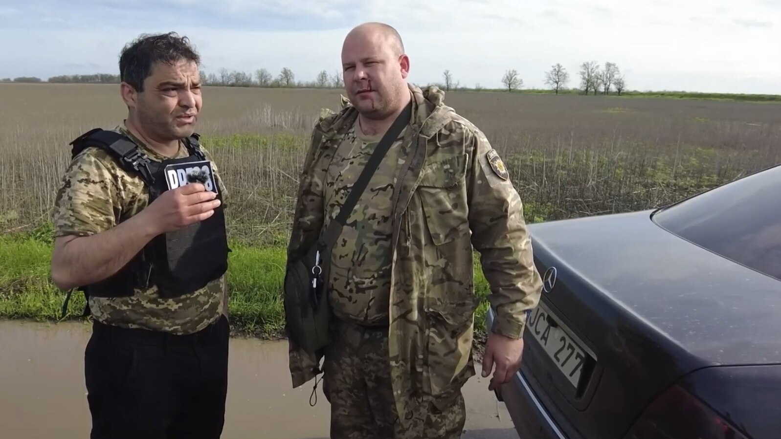 One of the two injured journalists, Idrak Jamalbeyli, who reports for VOA’s Azerbaijani Service, interviews a Ukrainian soldier. 
