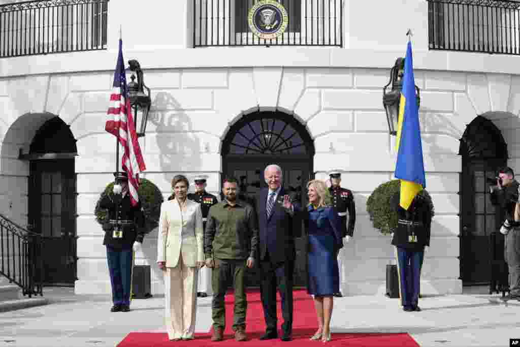 На фото – президент США Джо Байден и первая леди страны Джилл Байден вместе с Владимиром и Еленой Зеленскими. Визит в Белый дом стал кульминацией поездки украинского лидера в Вашингтон. «Вместе с нашими партнерами и союзниками американский народ полон решимости сделать все возможное, чтобы мир был с вами», — сказал Байден перед началом переговоров.