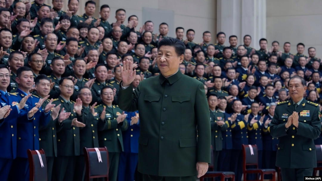 中國領導人習近平在春節前會見駐紮在天津的軍隊官員。（2024年2月2日）