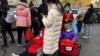 北京一家兒童醫院外排隊等候看診的兒童和家長。（2023年11月27日）