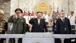 지난 7월 김정은(가운데) 북한 국무위원장이 세르게이 쇼이구(왼쪽) 러시아 국방장관, 리훙중 중국 전국인민대표대회 상무위원회 부위원장과 나란히 김일성광장에서 진행된 '전승절(한국전쟁 정전협정체결일)' 열병식을 사열했다.