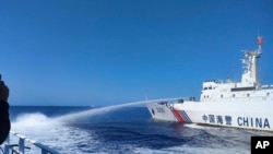 2023年12月9日，中國海警用水槍向菲律賓船隻噴射。