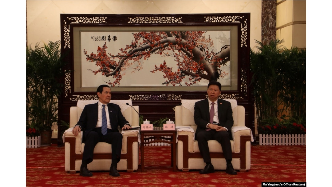 中共中央台辦、國務院台辦主任宋濤(右)在湖北武漢會見到訪的台灣前總統馬英九。 (2023年3月30日)