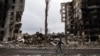En una de las escenas del documental Freedom on Fire (Libertad en llamas) un hombre camina con su bicicleta entre las ruinas de los edificios bombardeados en la región del Donbás.