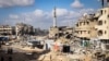 Palestinos desplazados instalan tiendas de campaña en medio de la devastación en Khan Yunis, en el sur de la Franja de Gaza, el 16 de mayo de 2024.