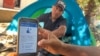 Un migrante muestra la aplicación CBP One de la agencia de Aduanas y Protección Fronteriza de EEUU, para pedir una cita para solicitar asilo, en un teléfono en Ciudad Juárez, estado de Chihuahua, México, el 10 de mayo de 2023. 