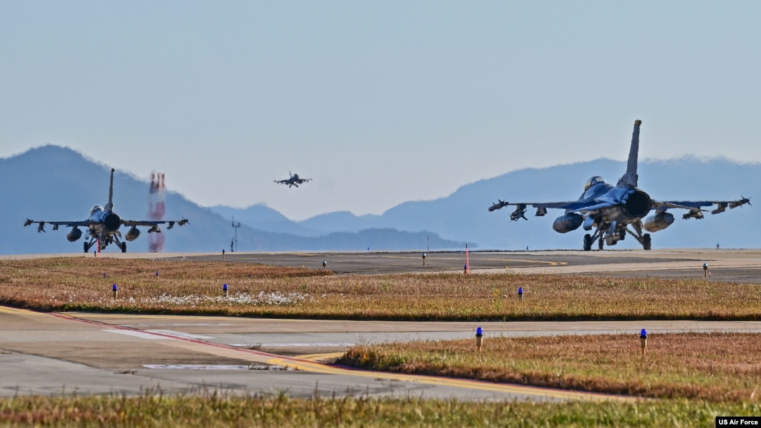 Arhiva - Dva borbena aviona F-16 američkog vazduhoplovstva rulaju pistom dok borbeni avion F-16 Republike Koreje poleće, tokom trenažnog redovnog događaja za fiskalnu 2023. u vazduhoplovnoj bazi Kunsan, 2. novembra 2022.