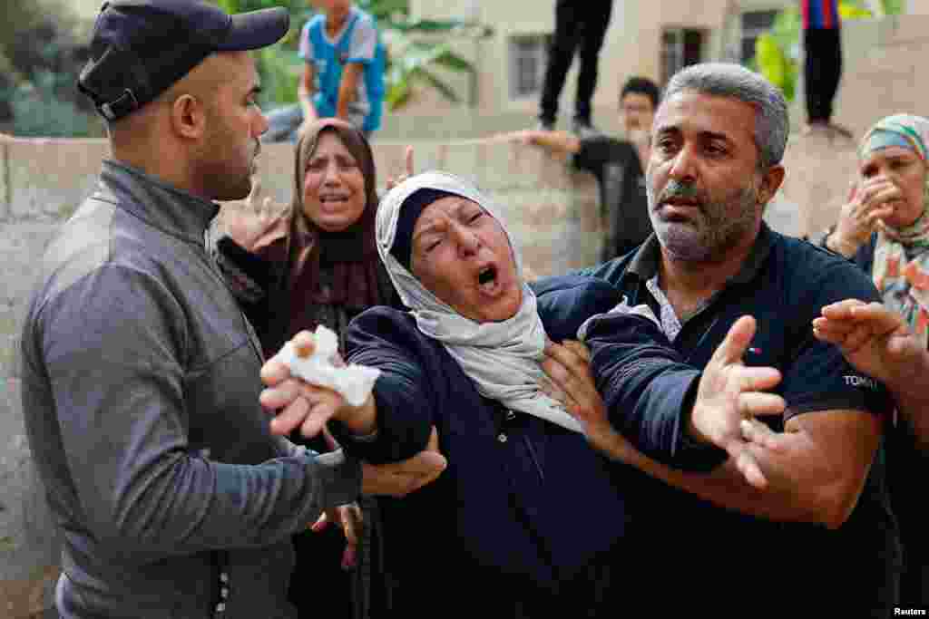 Một người thân khóc khi dự đám tang của những người Palestine thuộc gia đình Shamalkh, những người mà giới chức y tế nói đã thiệt mạng trong các cuộc không kích của Israel, tại Thành phố Gaza, ngày 9 tháng 10 năm 2023. 