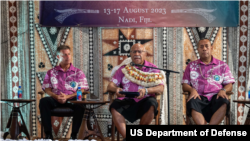 美軍印太司令部司令海軍上將約翰·阿奎利諾（John Aquilino，左）和斐濟總理西蒂韋尼·蘭布卡（Sitiveni Rabuka，中）2023年8月15日出席印太防長年度 會議開幕式。 （美軍印太司令部照片）