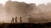 Soldados israelíes limpian el cañón de un tanque después de regresar de la Franja de Gaza. En Israel, el 5 de junio de 2024.