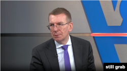El ministro de Relaciones Exteriores de Letonia, Edgars Rinkevics, habla con el Servicio de Georgia de la VOA, el 29 de marzo de 2023.