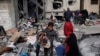 Palestinos recuperan sus pertenencias después de un ataque israelí en Kahan Younis, Franja de Gaza, el viernes 12 de enero de 2024. 