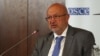 Šef misije ODIHR Lamberto Zanijer predstavlja preliminarni izveštaj o lokalnim izborima u Srbiji, 3. jun 2024. (FoNet/Aleksandar Barda)