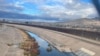 La vista desde el Puente Internacional Córdova Las Américas muestra el muro que separa a El Paso, Texas, de Ciudad Juárez, en México, el 24 de enero de 2024.