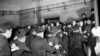 ARCHIVO - La policía de Nueva York intenta expulsar a estudiantes manifestantes involucrados en sentadas en los edificios de la universidad de Columbia, en la madrugada del 30 de abril de 1968. 