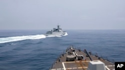 中國軍艦在台灣海峽切入美國海軍驅逐艦“鍾雲號”行駛的航道前方，距離不到150碼（137米）（2023年6月3日）