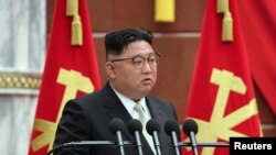 김정은 북한 국무위원장이 지난 26일 노동당 중앙위원회 제8기 제7차 전원회의 확대회의 1일 차 회의에서 발언하고 있다. (자료사진)