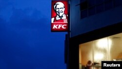 แฟ้มภาพ - ลูกค้าอุดหนุนร้านเคเอฟซี ชานกรุงกัวลาลัมเปอร์ เมื่อ 3 พ.ย. 2012 (REUTERS/Bazuki Muhammad)