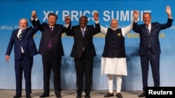 남아프리카공화국 요하네스버그에서 진행 중인 브릭스(BRICS) 정상회의 참가자들이 23일 기념촬영하고 있다. 왼쪽부터 루이스 이나시우 룰라 다시우바 브라질 대통령, 시진핑 중국 국가주석, 시릴 라마포사 남아공 대통령, 나렌드라 모디 인도 총리, 세르게이 라브로프 러시아 외무장관.