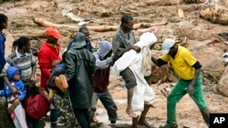 Mwanamume aliyejeruhiwa akisaidiwa huko Blantyre Malawi, Machi 13, 2023. Picha na shirika la habari la AP/Thoko Chikondi.