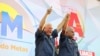 José Raúl Mulino (der.), candidato que se erigió como favorito a las elecciones presidenciales de Panamá 2024. Junto a Mulino, el exmandatario Ricardo Martinelli, a quien sustituyó luego de que éste se refugió en la embajada de Nicaragua en Ciudad de Panamá.