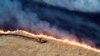 Combaten incendio forestal en California avivado por el viento al este de San Francisco