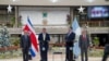 El presidente electo de Guatemala Bernardo Arévalo (centro) visitó Costa Rica, invitado por su homólogo Rodrigo Chaves, en esta foto del 13 diciembre de 2023. [Foto: Casa Presidencial de Costa Rica].