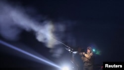 Боец подразделения ВСУ по борьбе с беспилотниками ведет огонь (архивное фото)