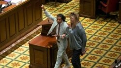 En medio de polémica, el representante Justin Jones retoma su escaño en la Cámara Estatal de Nashville.