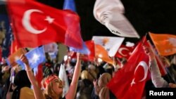 레제프 타이이프 에르도안 터키 대통령 지지자들이 15일 앙카라 시내 정의개발당(AKP) 당사 앞에서 국기를 흔들고 있다. 