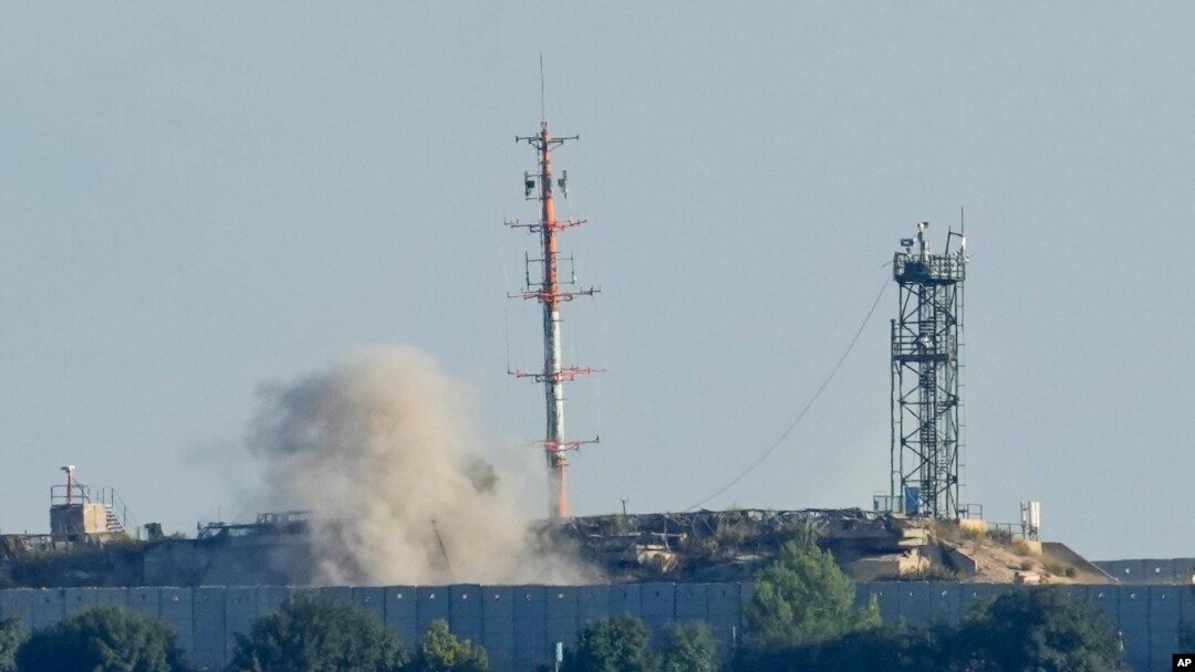 Dim uzdiže iznad pozicije izraelske vojske koju je pogodio Hamas na granici sa Libanom (Foto: AP/Hassan Ammar)