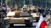 ARHIVA - Tenkovi Ejbrams američke proizvodnje u koloni tokom vojne parade u Vašravi, u Poljskoj, 15. avgusta 2023.