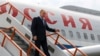 El presidente ruso, Vladimir Putin, baja las escaleras a su llegada al aeropuerto de Yakutsk, república de Sajá, también conocida como Yakutia, Lejano Oriente de Rusia, el 18 de junio de 2024.