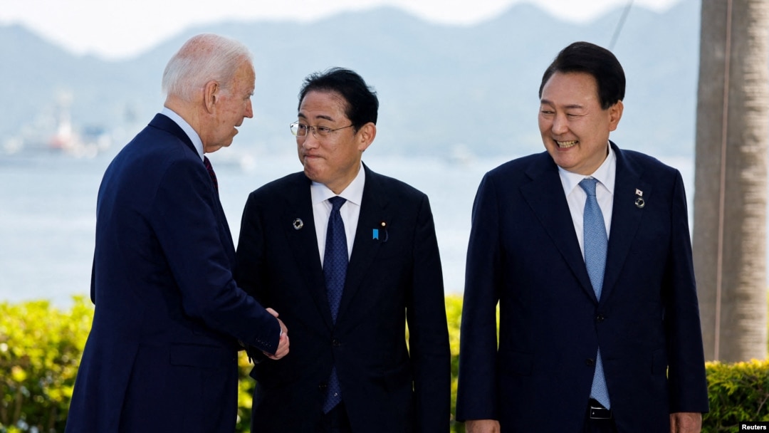 조 바이든(왼쪽) 미국 대통령과 기시다 후미오(가운데) 일본 총리, 윤석열 한국 대통령이 21일 일본 히로시마 주요7개국(G7) 정상회의 기념촬영 현장에서 담소하고 있다.