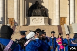 伊德爾大學的中國留學生在蘇赫巴托廣場上成吉思汗雕像前拍攝畢業照 (美國之音/阿南德·圖穆爾托古)
