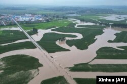 中國吉林省舒蘭被洪水淹沒的道路和農田。 （2023年8月4日）