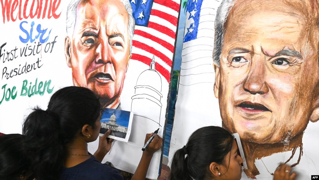 Wanafunzi wakikamilisha michoro ya rais wa Marekani Joe Biden katika shule ya sanaa huko Mumbai, Septemba 7 2023. Picha na INDRANIL MUKHERJEE / AFP. 